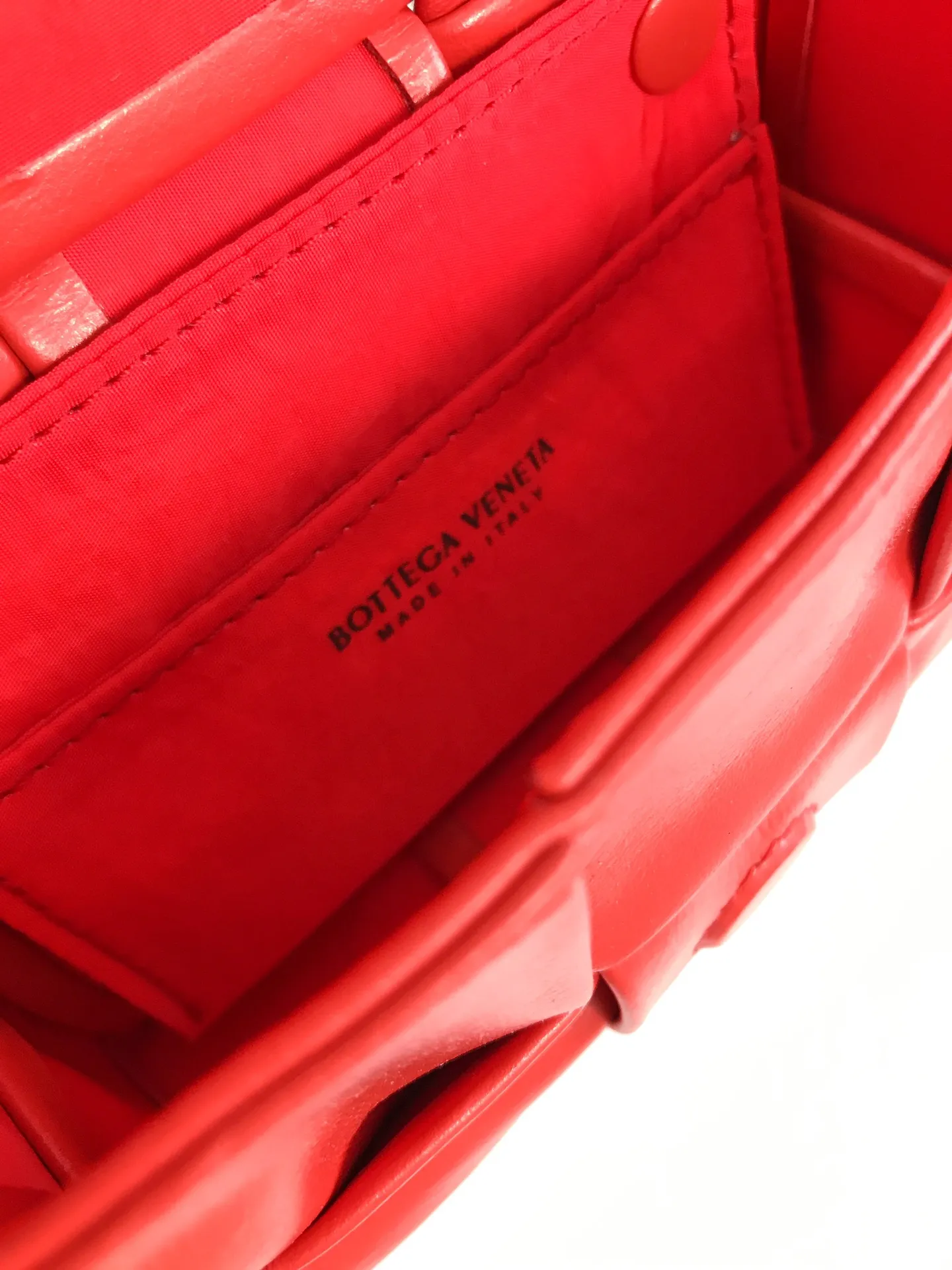 𝗕𝗼𝘁𝘁𝗲𝗴𝗮 𝗩𝗲𝗻𝗲𝘁𝗮———— New product𝗺𝗶𝗻𝗶 𝗰𝗮𝘀𝘀𝗲𝘁𝘁𝗲‼ ️ A super cute one 𝒎𝒊𝒏𝒊 𝒄𝒂𝒔𝒔𝒆𝒕𝒕𝒆, a must-have for delicate girls. It’s the same height as lipstick. Although it can’t fit a mobile phone, it can fit all my cuteness and lipstick ❗️ We only make the highest end in the market, welcome to compare Size: 12*8*4cm.         Model: 6813
